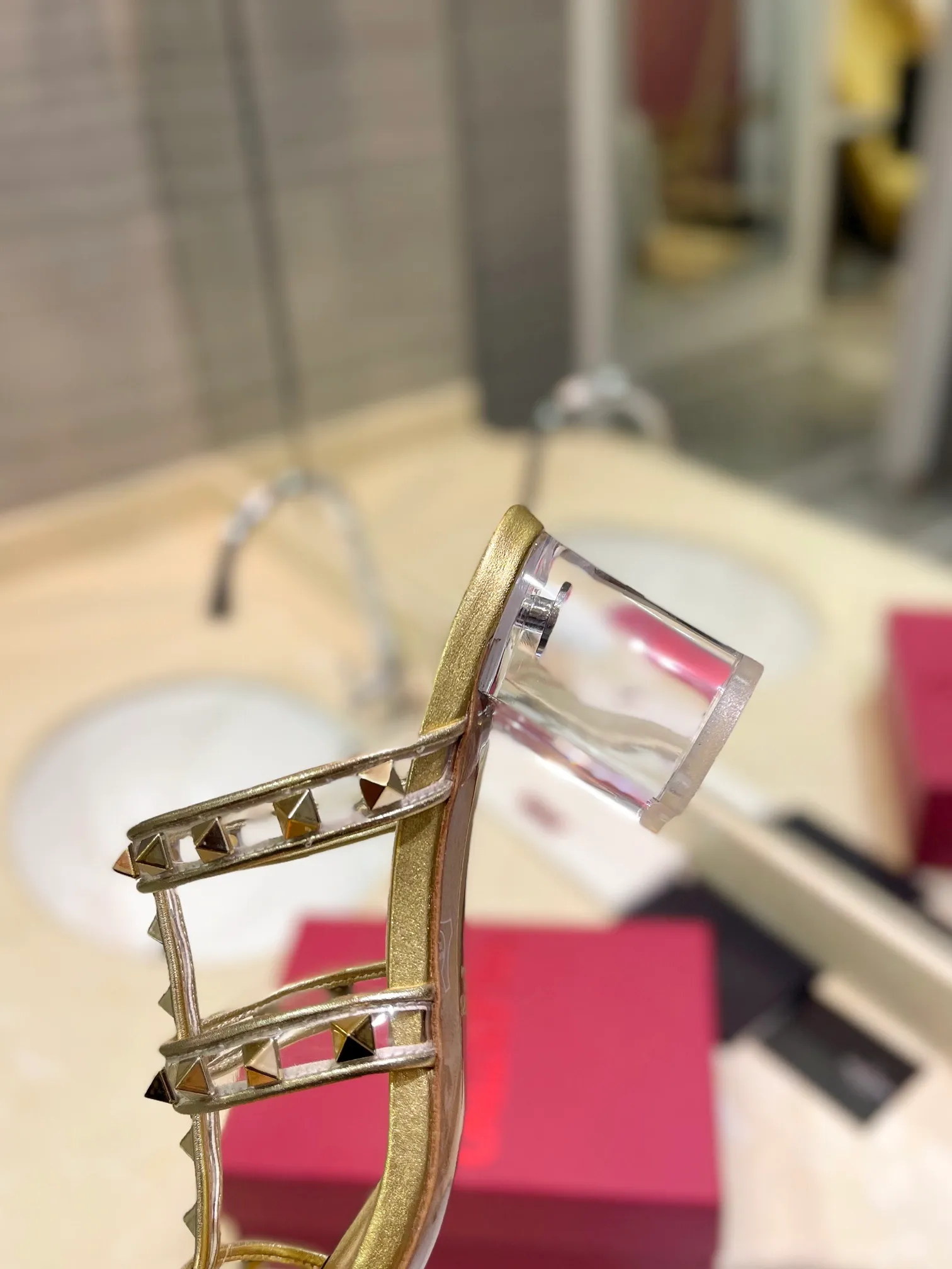 👟👟Ex-factory price 500👟👟 𝑉𝐴𝐿𝐸𝑁𝑇𝐼𝑁𝑂 Valentino ♡ͥ | ²º²⁴💫Purchasing agent level🔍Same color The classic king-shaped slippers with crystal heels are also so beautiful The particularly high-quality hardware brings out a full sense of high-end. After putting it on your feet, you will be stunned and look super slim! The new season lives up to expectations! Worth buying ★Imported cowhide is absolutely high-grade ❥Original method is absolutely sensual ❥Elegant style creates a different feeling🙈 Simple temperament style!  ♡ show bdetails ———————————— ⊿▸: Size｜35-40 (customized at 40.41.42) ⊿▸: Material｜Imported sheepskin + Pvc ⊿▸: Material | Padded sheepskin ⊿▸: Material | Italian🇮🇹 genuine leather outsole ⊿▸: Heel height｜6cm